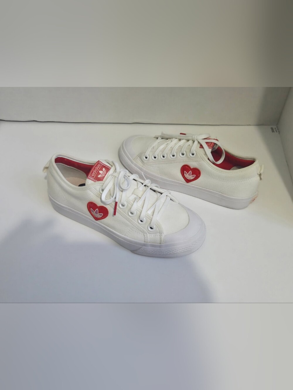 Adidas Women's 7.5 originals Nizza Trefoil Heart white canvas sneakers